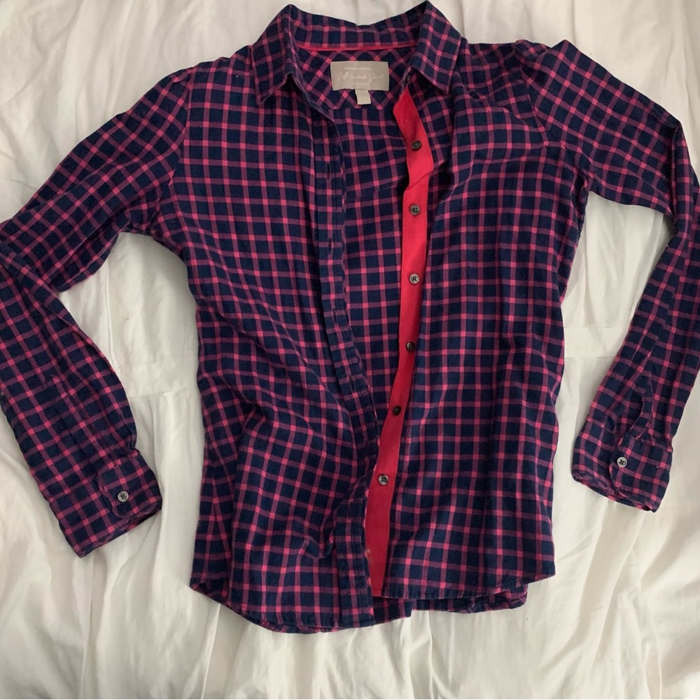 Banana Republic Button Down Fitted Flannel made of 100% cotton. Navy and Pink.